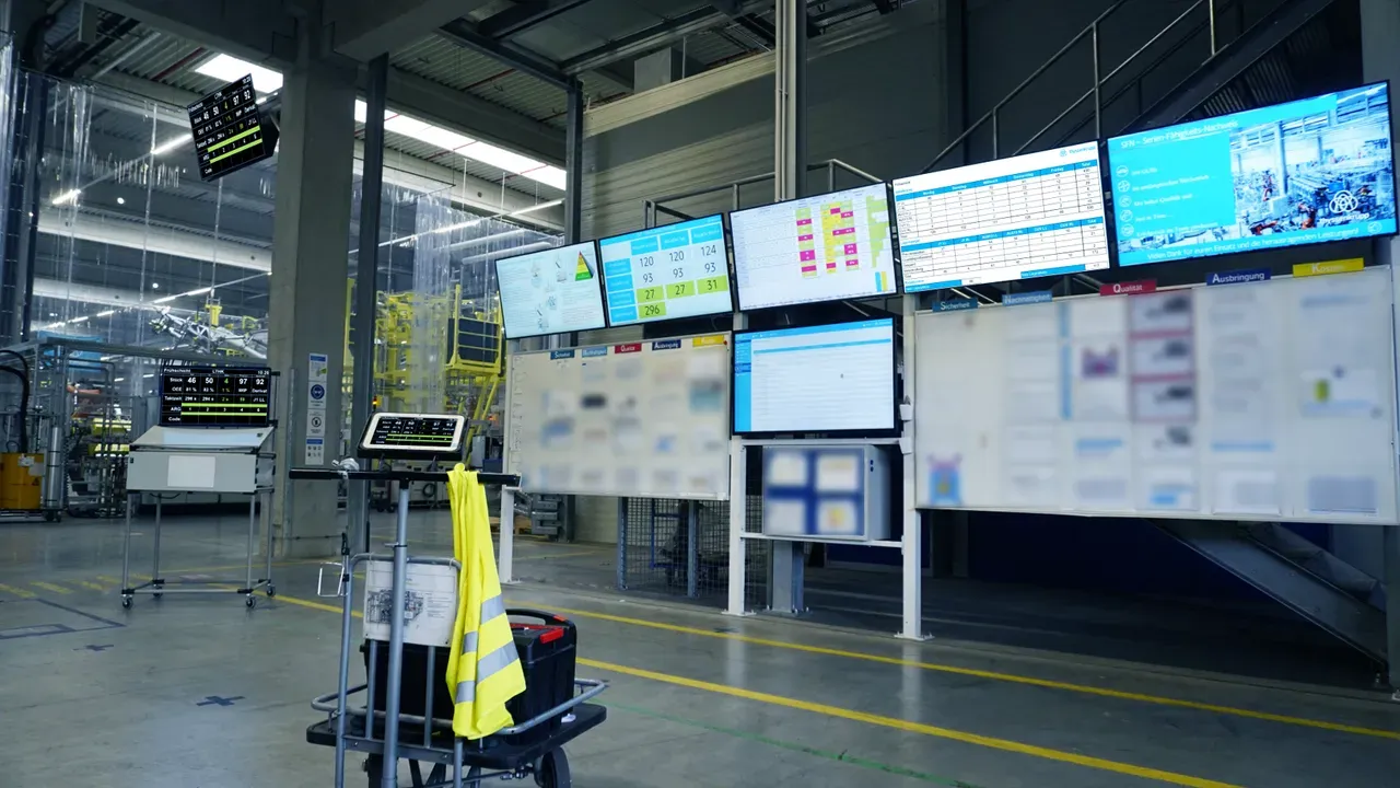 Bildschirme für ein Daten Management System in einer Produktionshalle