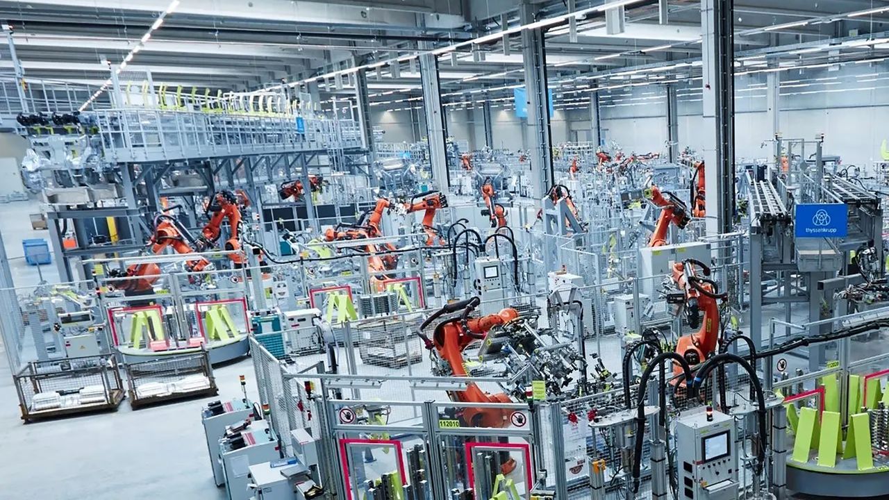 Produktionshalle mit automatisierten Anlagen für den Fahrzeugbau