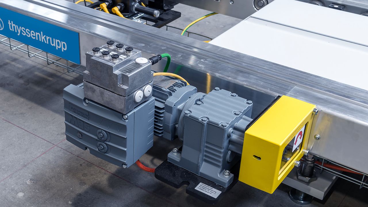 FR-Frörderbandantrieb montiert an einem thyssenkrupp Transportsystem