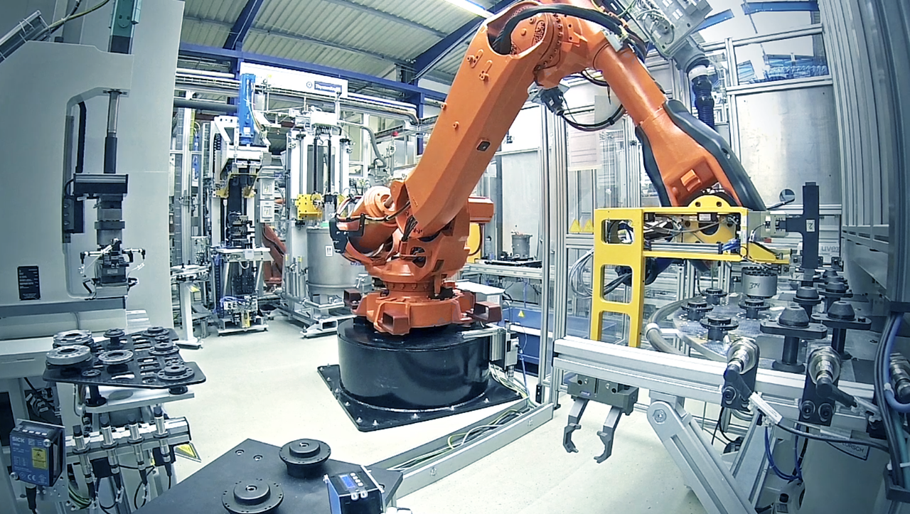 Montage einer Antriebskomponente von thyssenkrupp Automation Engineering 