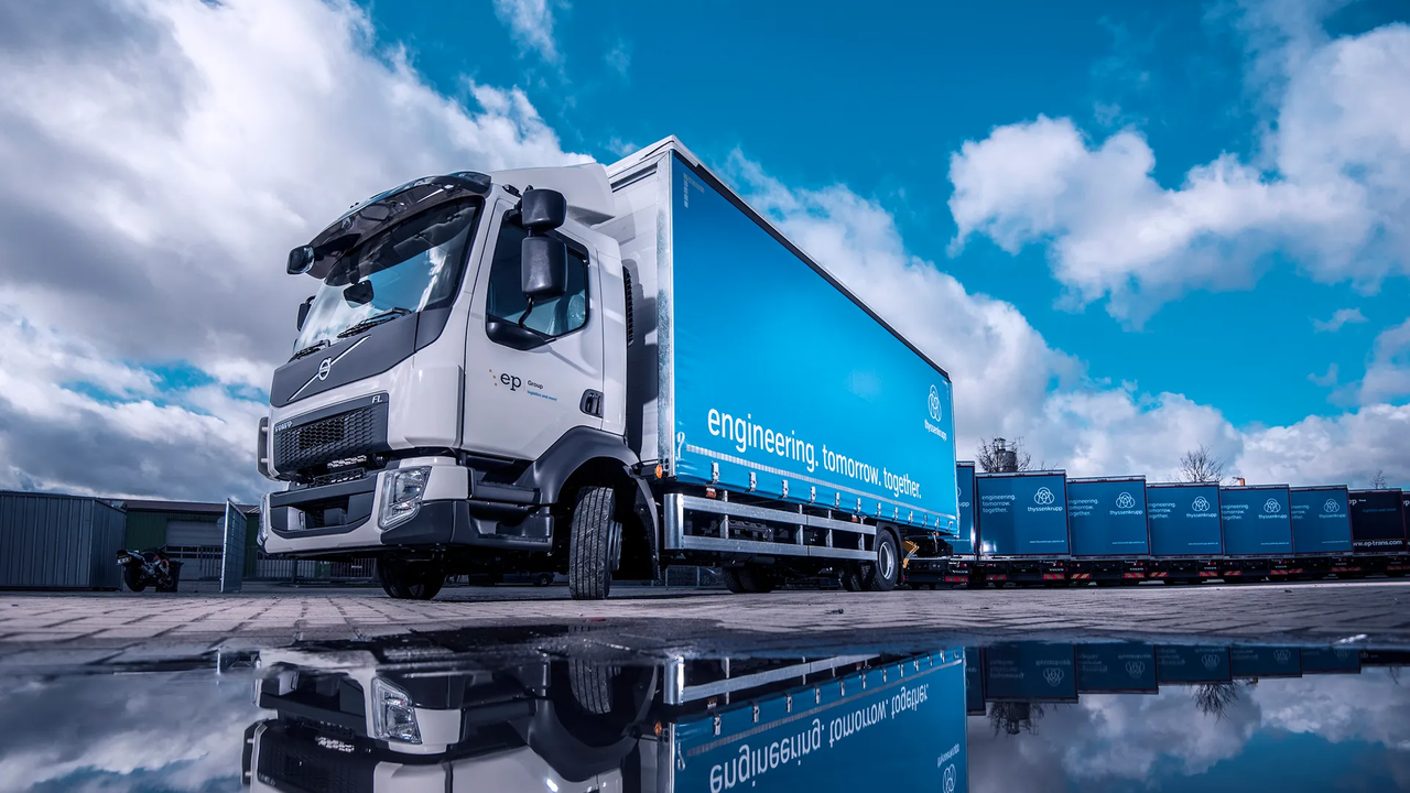 LKW von thyssenkrupp für den Anlagentransport