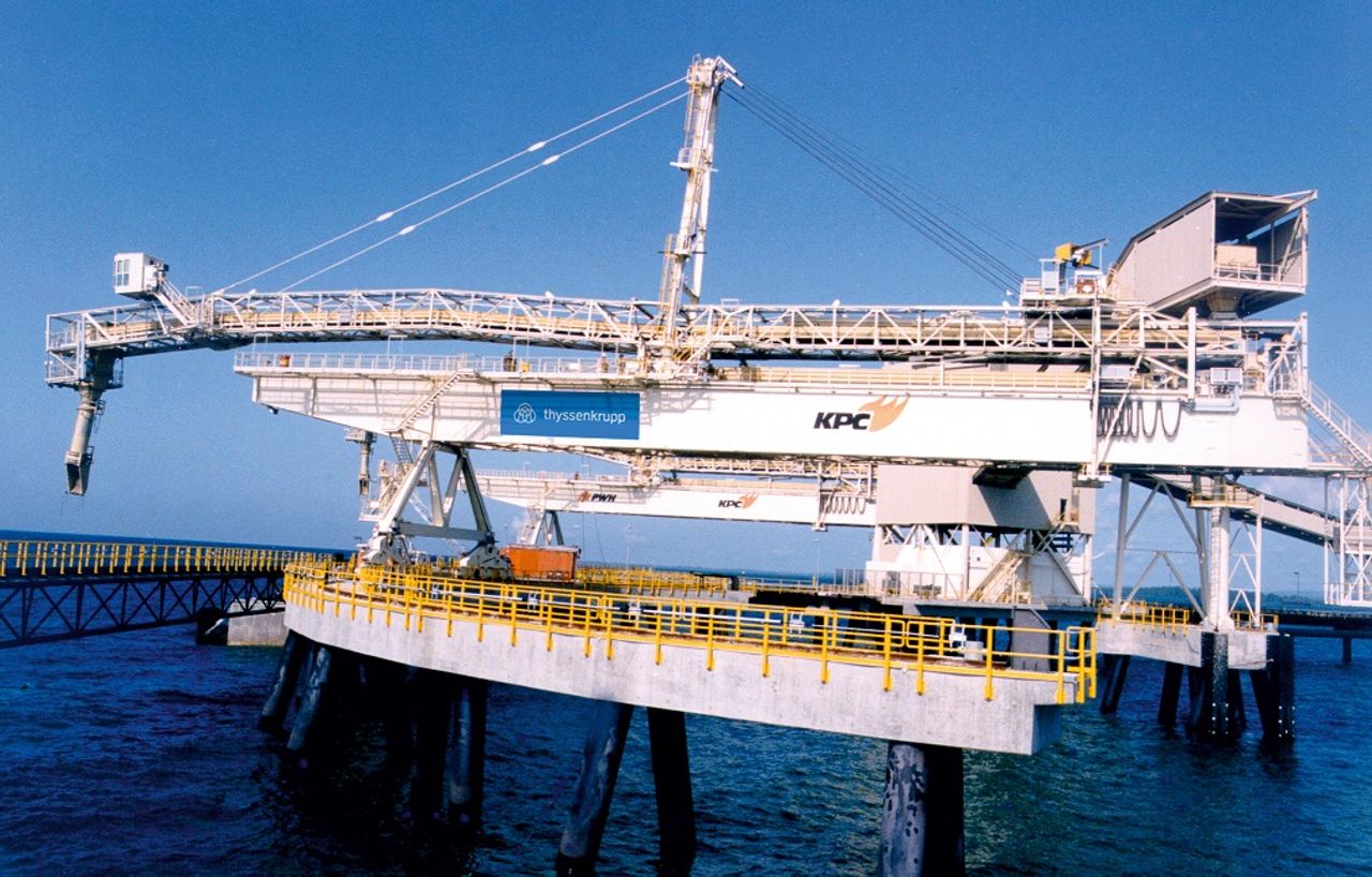 Radial traveling shiploaders
