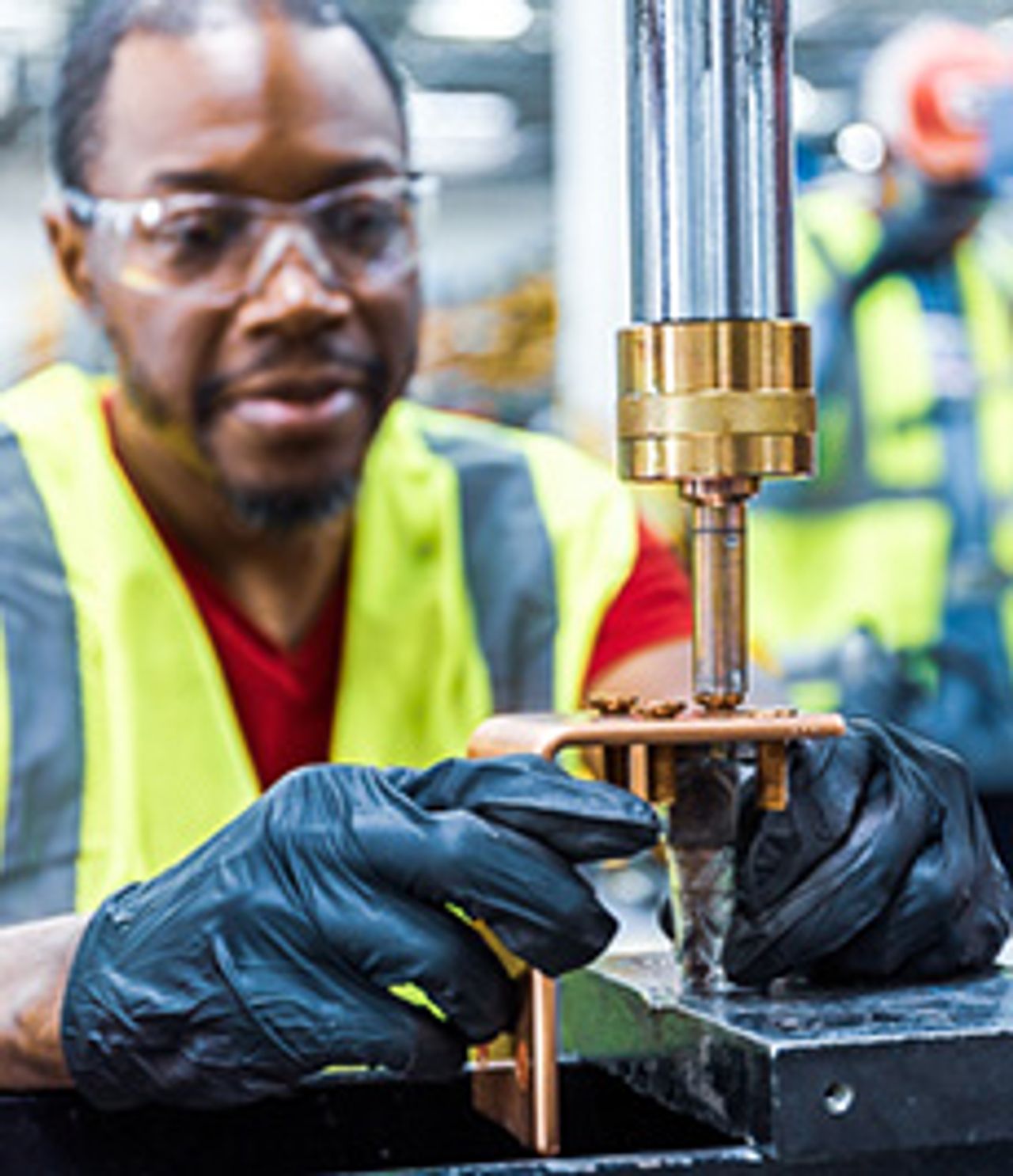 Medewerker productie koperen busbars