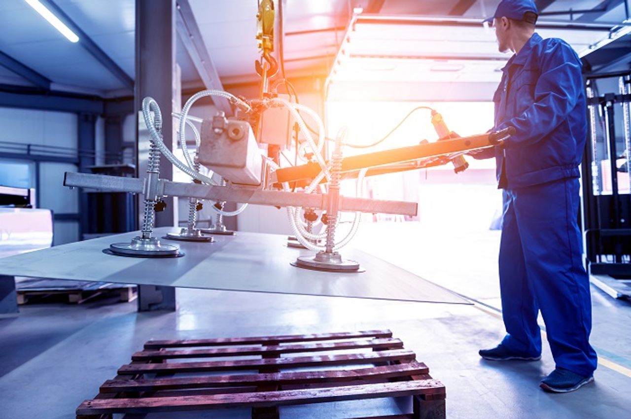 Medewerker met stalen plaat