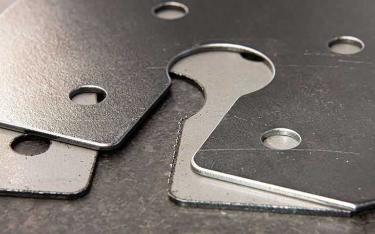 lasergesneden metalen stukken - ontbraamd