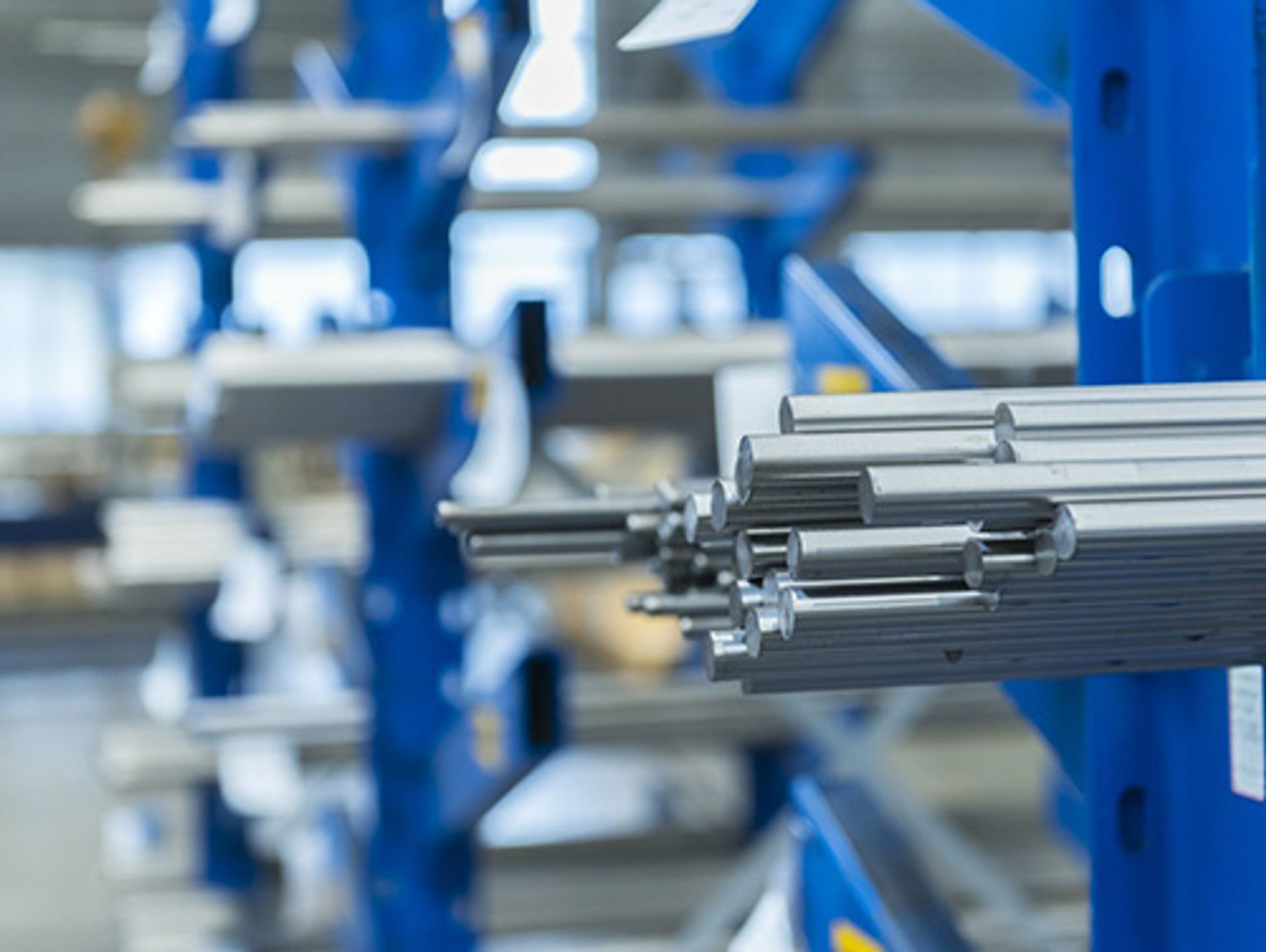 close up van thyssenkrupp rek met stafmateriaal in staal en rvs