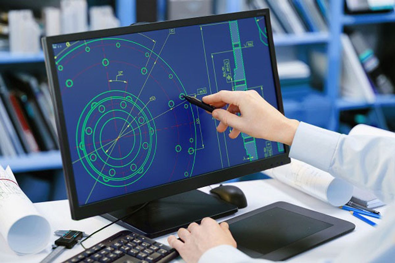 medewerker aan computer met CAD ontwerp