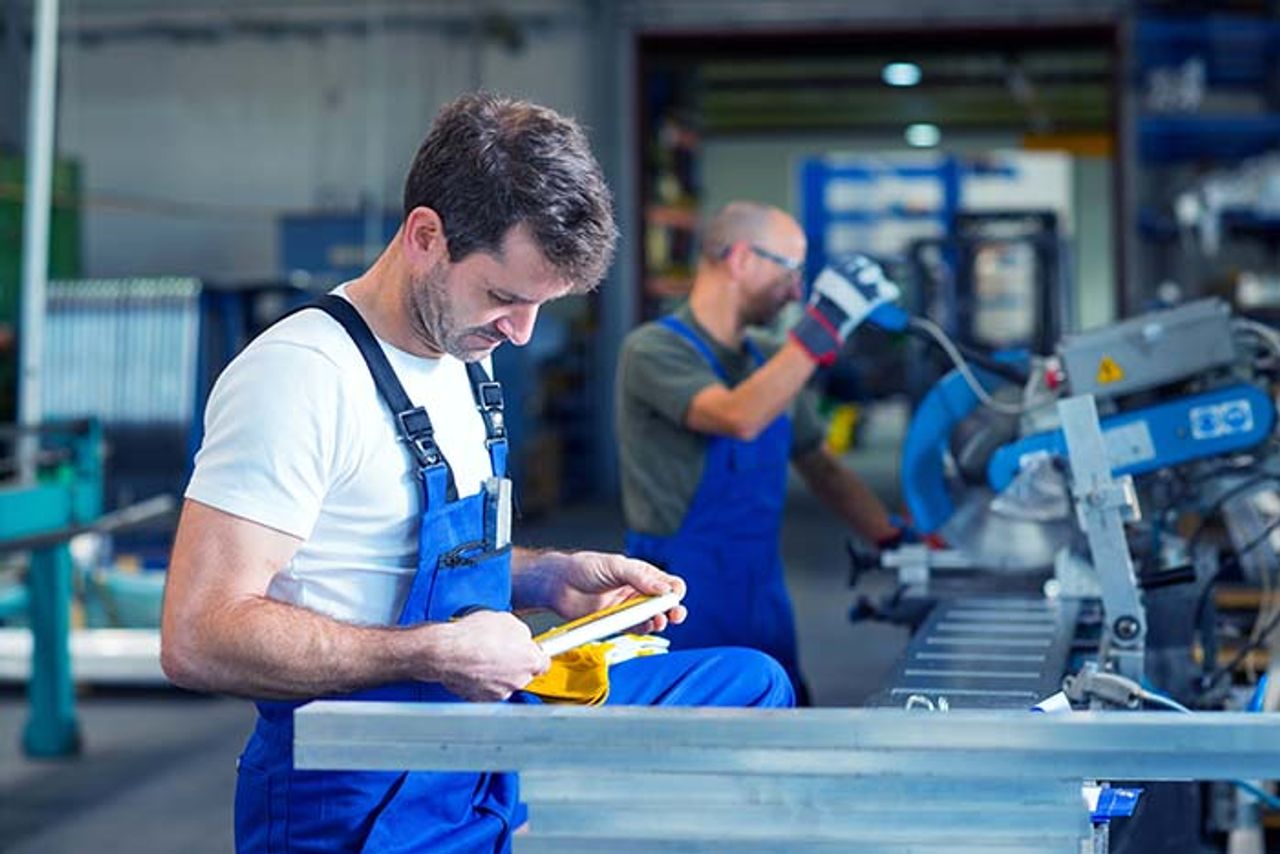medewerker controleert materiaal