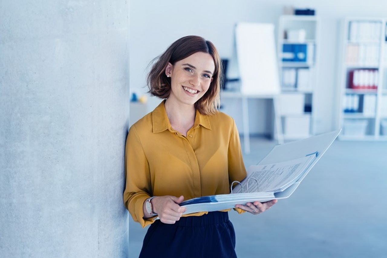 Vrouw met documenten in map