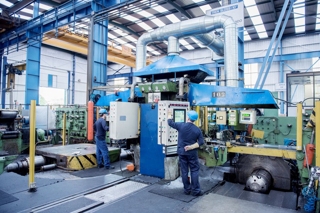 Arbeiter an Maschine in Stahl Service Center