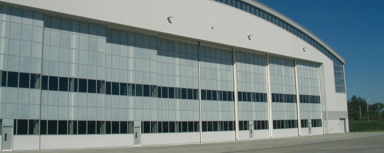 Industriepaneele an einer Fassade