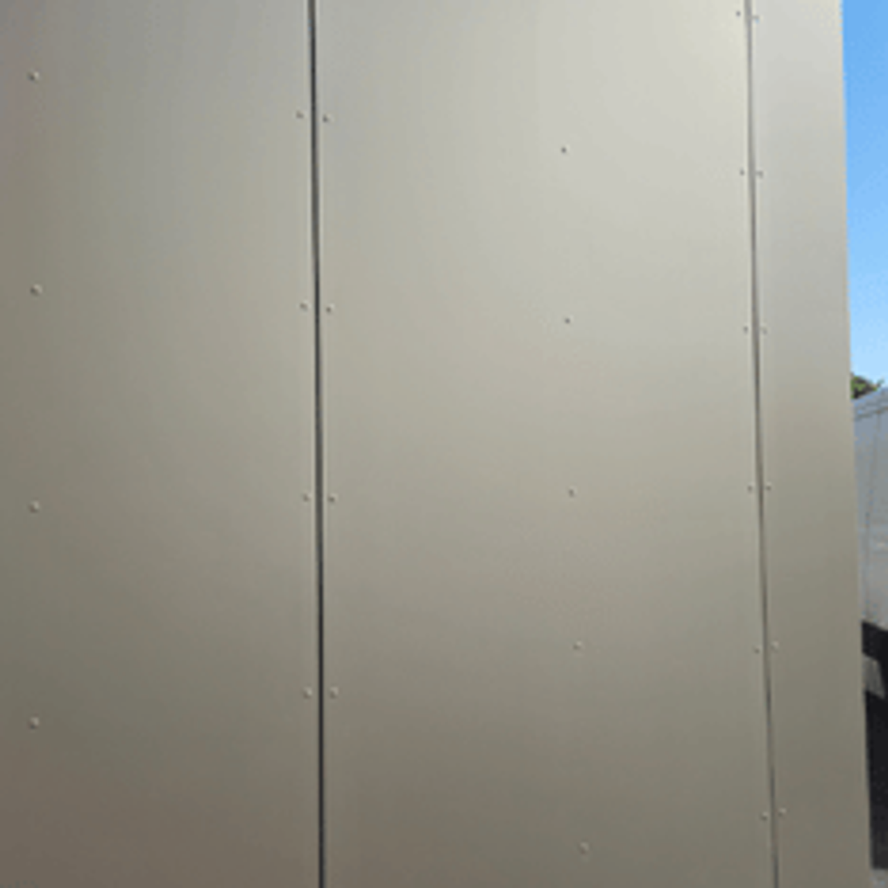Detailansicht der ALUCOBOND® Fassadenplatten am Afrikahaus der Universität Bayreuth