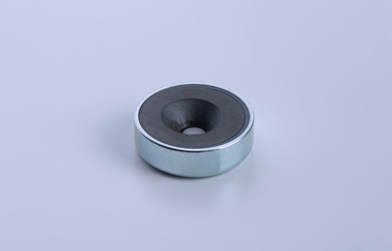 Pot magnet made of hard ferrite with bore and counterbore, galvanized, thyssenkrupp Magnettechnik