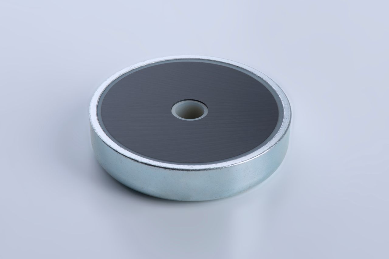 Pot magnet made of hard ferrite with cylinder bore, galvanized, thyssenkrupp Magnettechnik