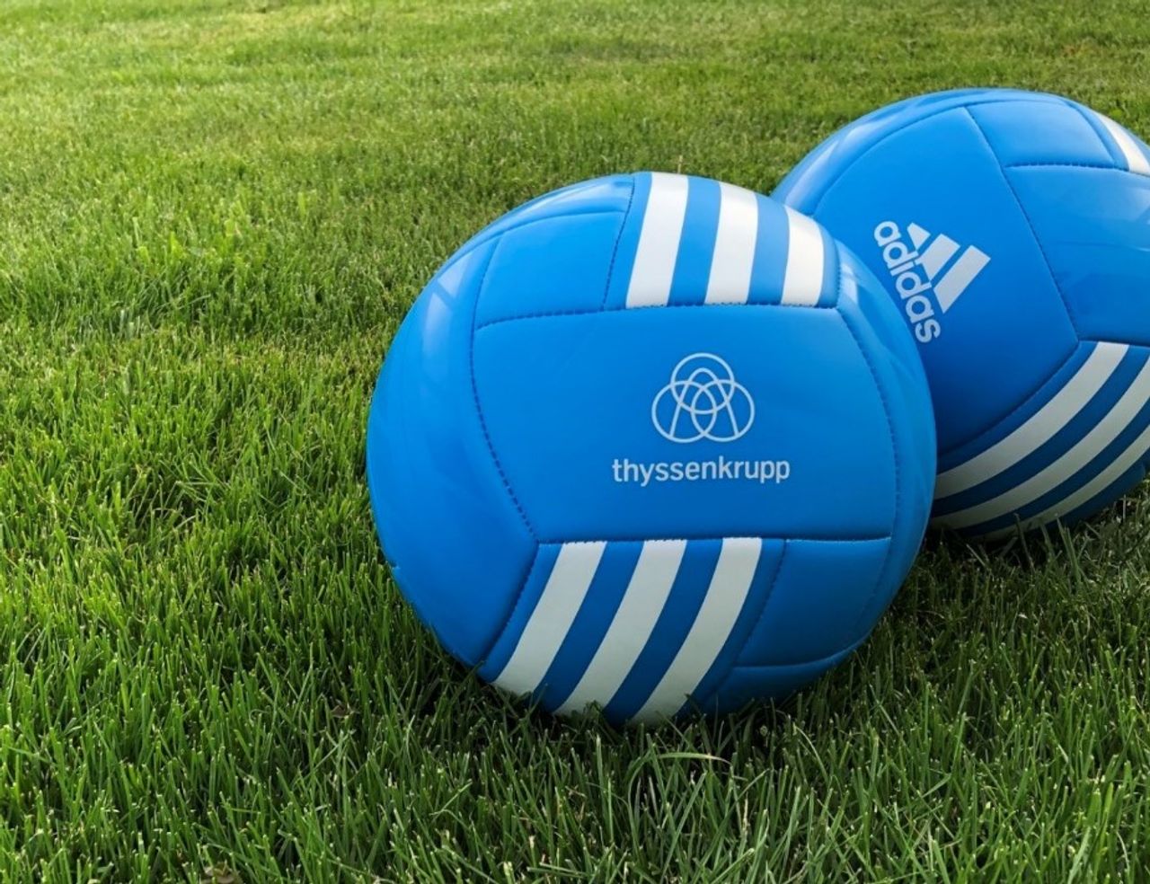 adidas-thyssenkrupp-Fussbälle zu gewinnen