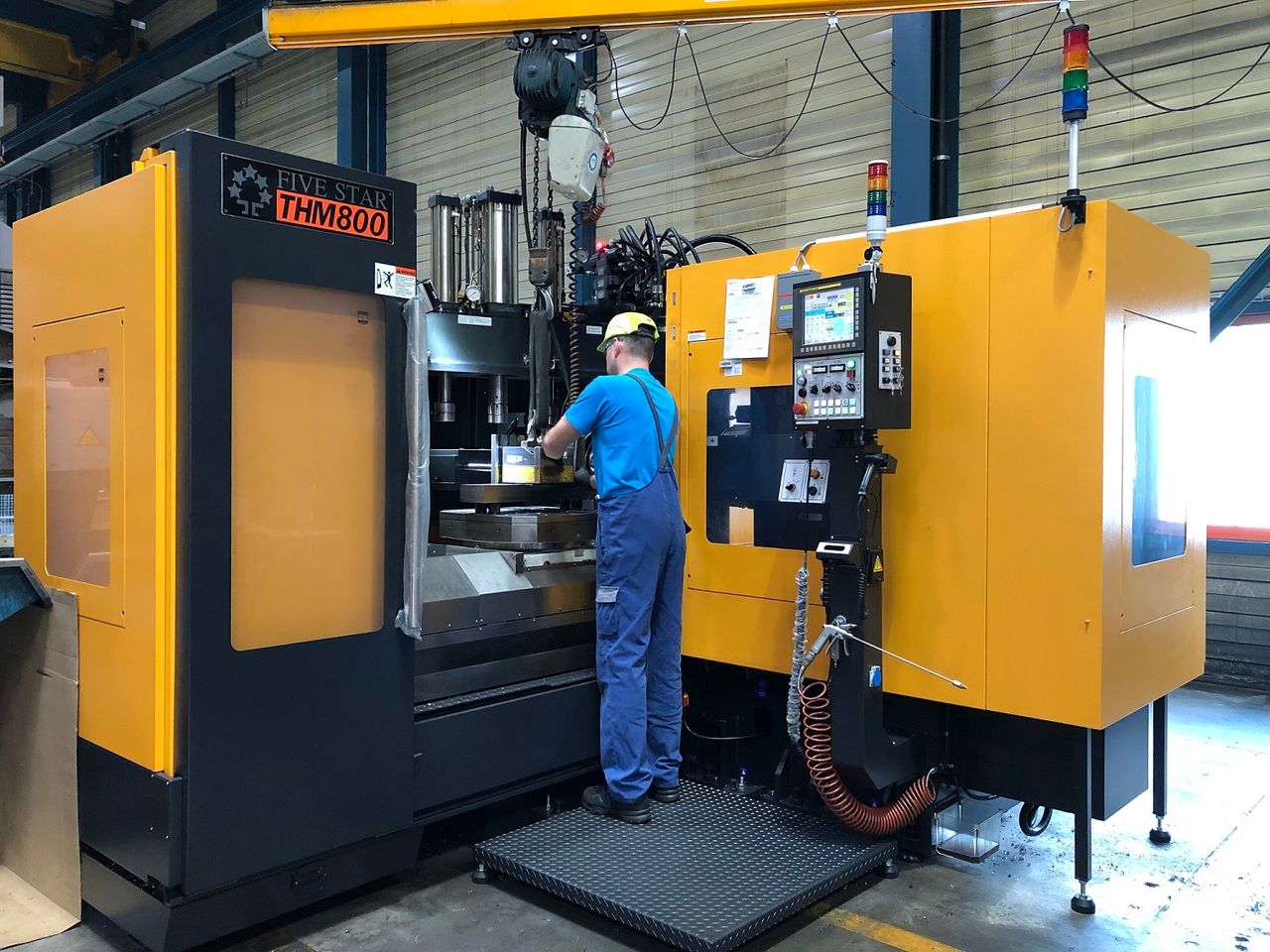 neue Doppelkopf-Fräsmaschine FiveStar THM 800