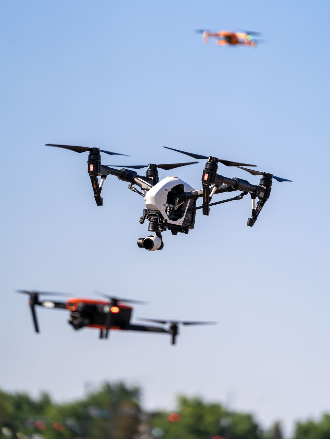 imagen de dos drones hechos con aluminio, acero y materiales de soldadura thyssenkrupp Materials Ibérica