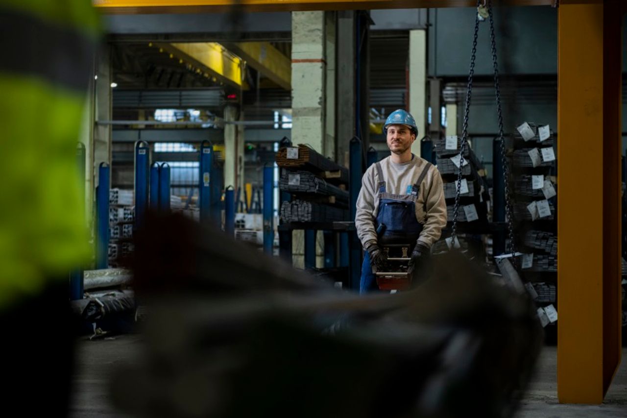 Auszubildender im Lager bei thyssenkrupp Schulte