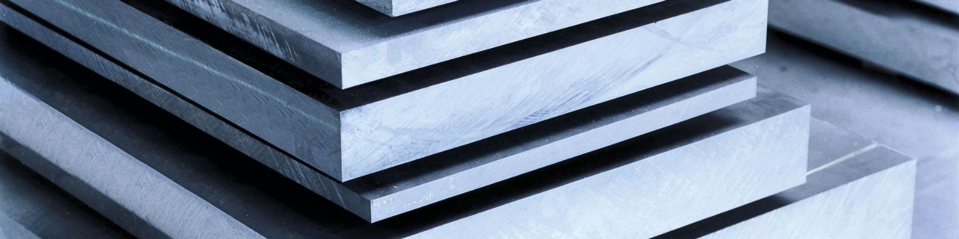 Aluminiumplatten in verschiedenen Größen, gestapelt