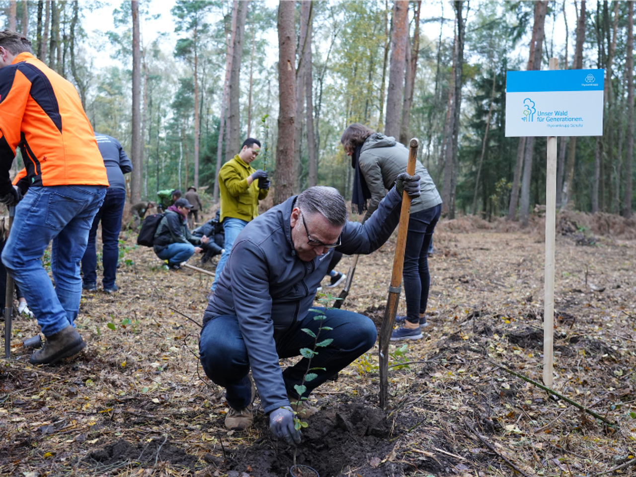 Unser Wald für Generationen Spatenstich mit Mitarbeiter