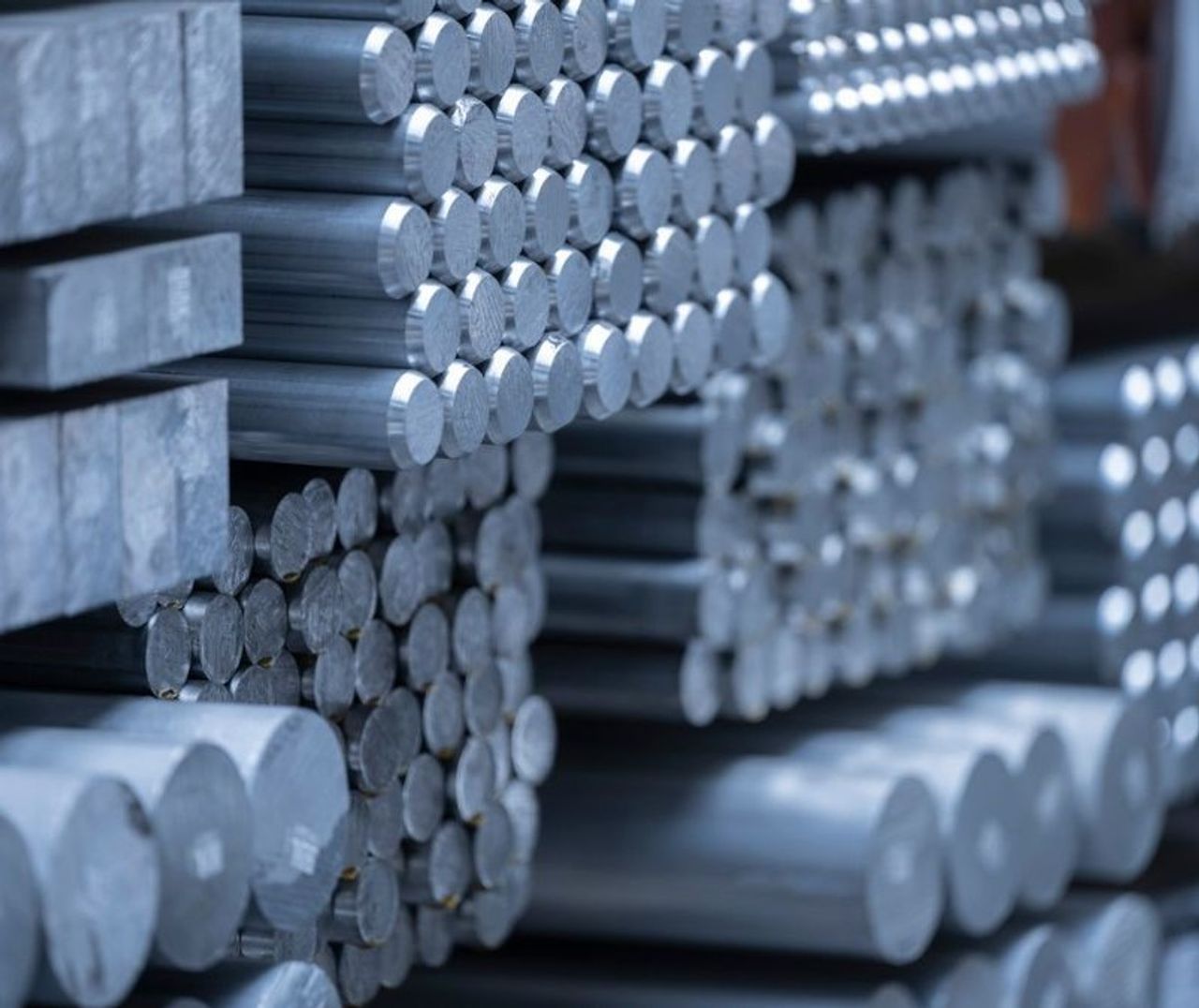 Verschiedene Aluminium-Profile im Lager
