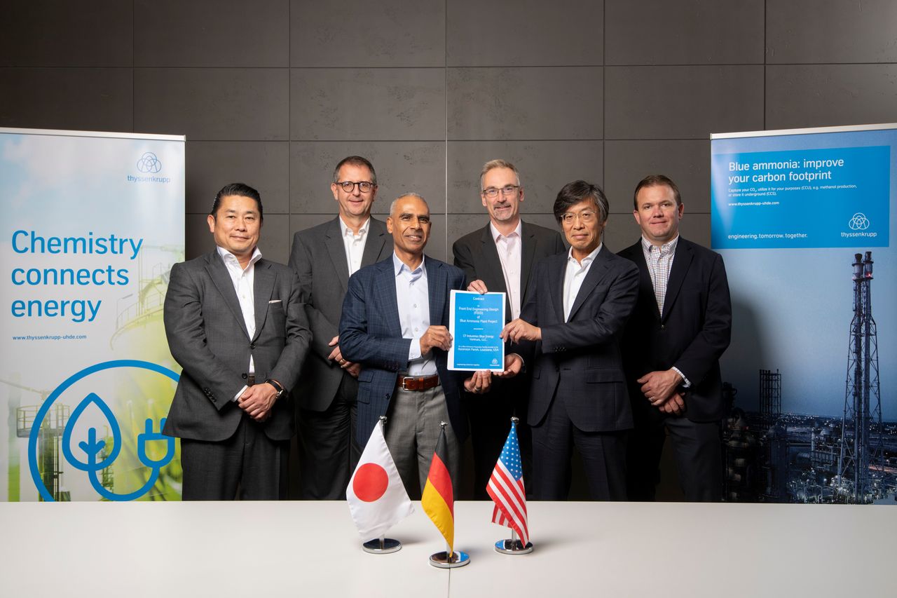 Vertreter der Geschäftsführung von CF, Mitsui und thyssenkrupp Uhde nach Vertragsunterzeichnung