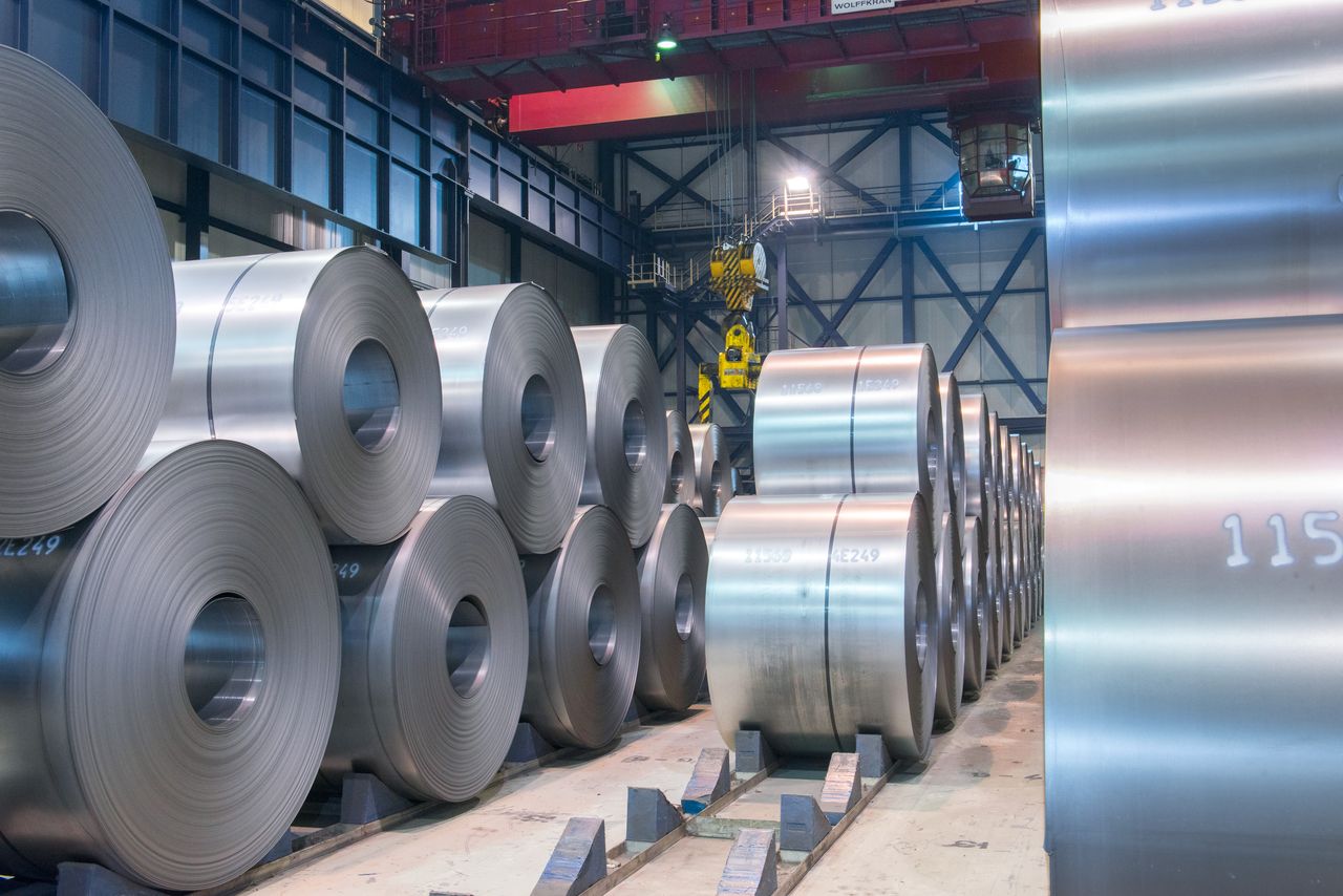 Zwoje stali składowane w magazynie thyssenkrupp Materials Poland w Dąbrowie Górniczej 