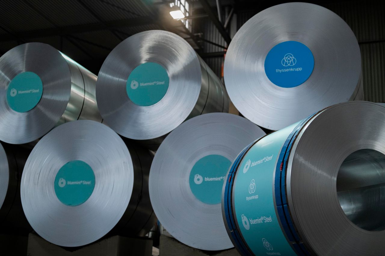 Zwoje stali bluemint Steel w magazynie thyssenkrupp 