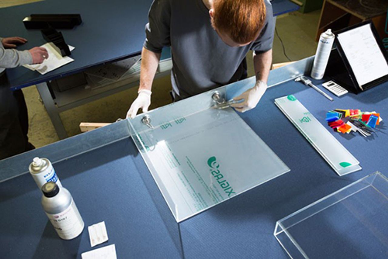  Afbeelding Verlijming PLEXIGLAS®