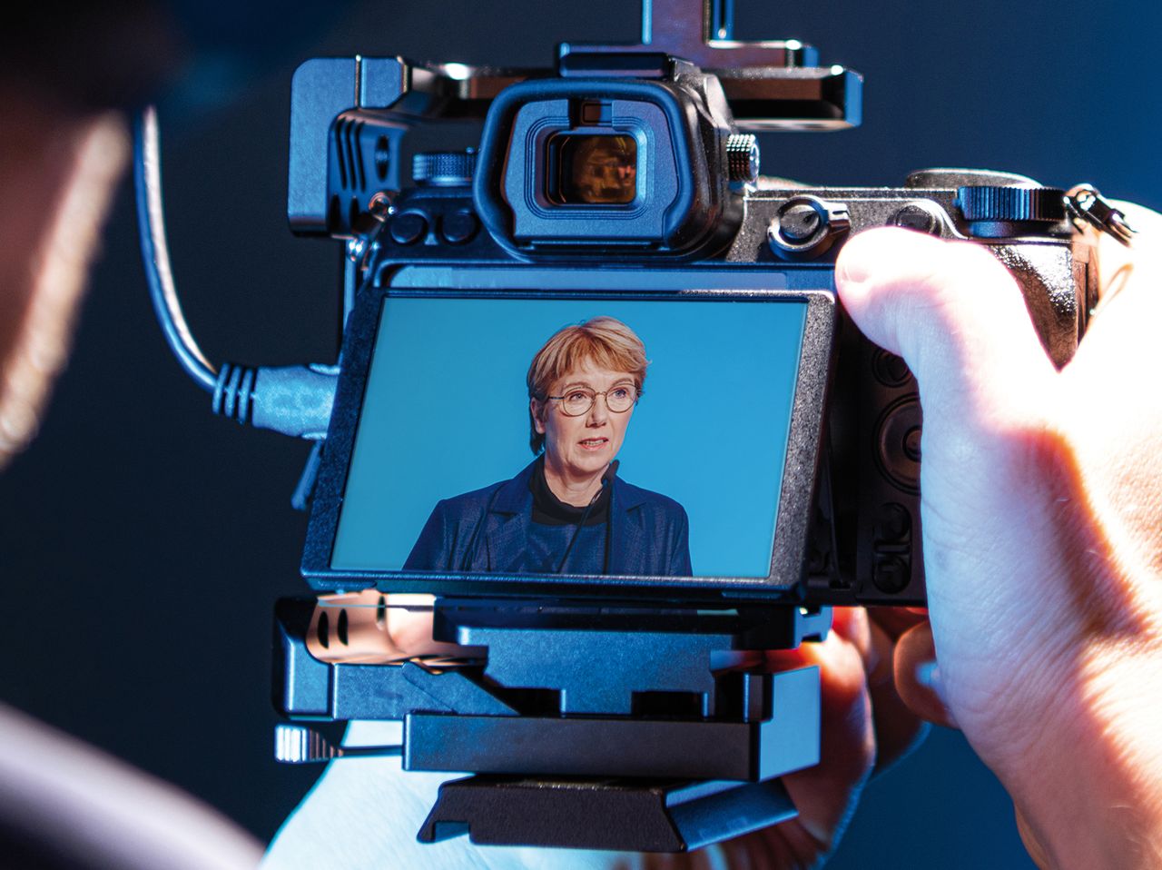 CEO Martina Merz auf dem Bildschirm einer Kamera
