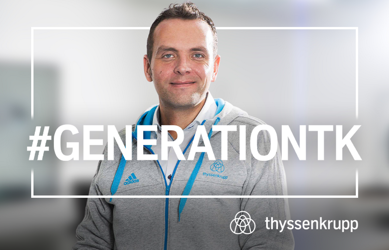 Foto von Daniel Johannes Schmidt mit einem grauen thyssenkrupp Pullover und dem Schriftzug