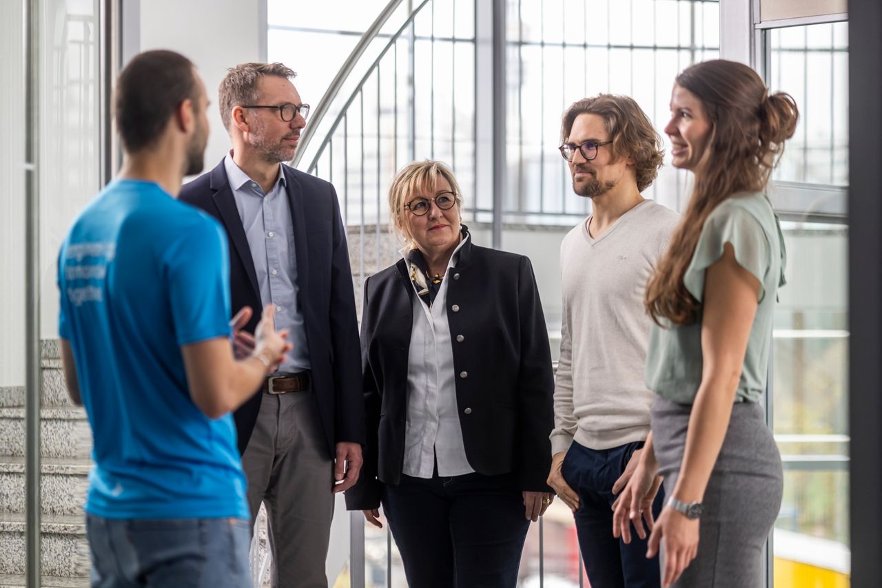Diverses Team aus fünf Mitarbeitenden des TechCenters in lebhafter Diskussion