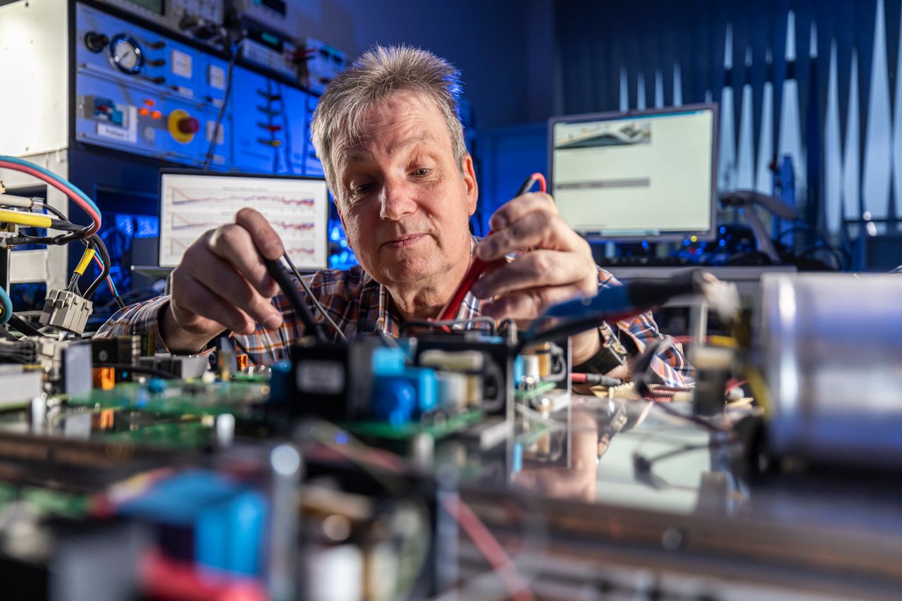 Ingenieur konstruiert im Labor einen Prototypen