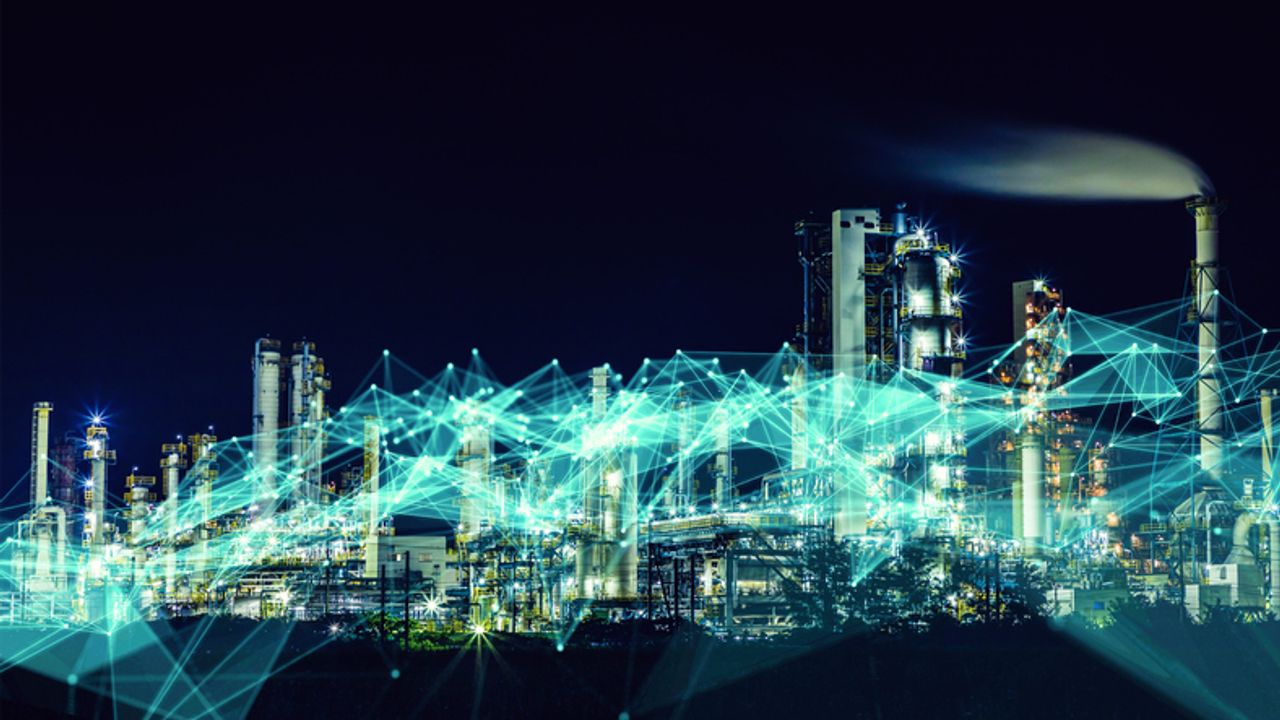 Gesamtaufnahme einer großen, intelligenten Fabrik mit Technologie und IoT Vernetzung