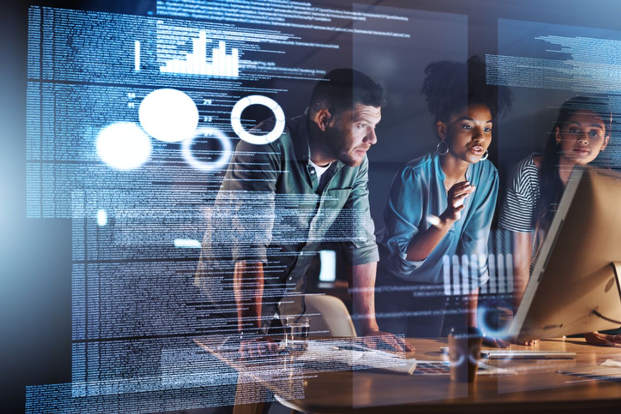 Drei Data Scientists vor Bildschirm mit digitalem Dashboard von Condition Monitoring