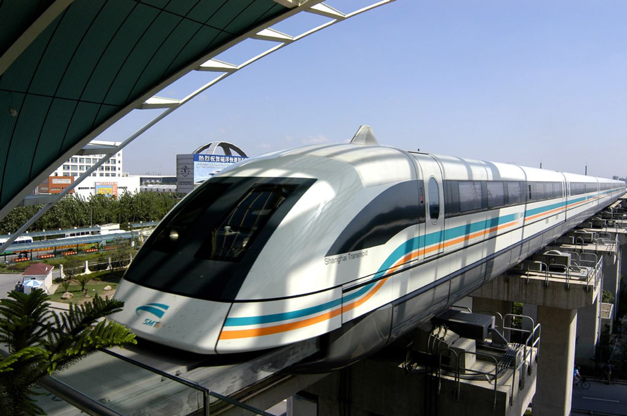 Der von thyssenkrupp gebaute Transrapid in Shanghai beim Einfahren in den Bahnhof Pudong