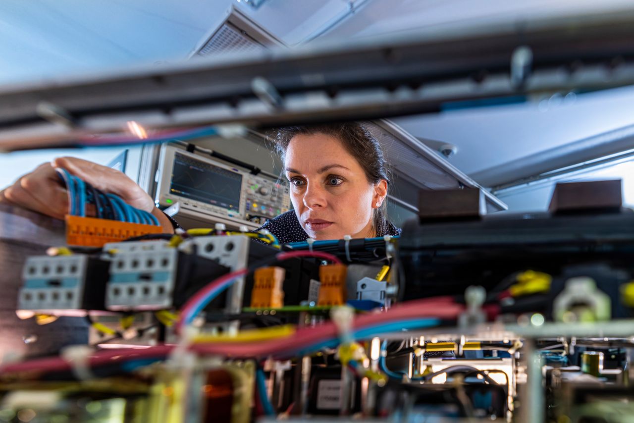 Female engineer from TechCenter Control Technology developing a mechatronic component