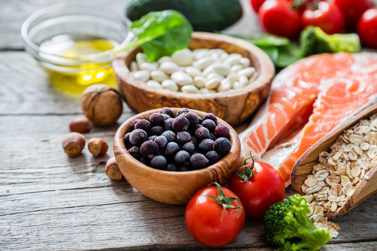 Großaufnahme einer bunt angerichteten Mahlzeit