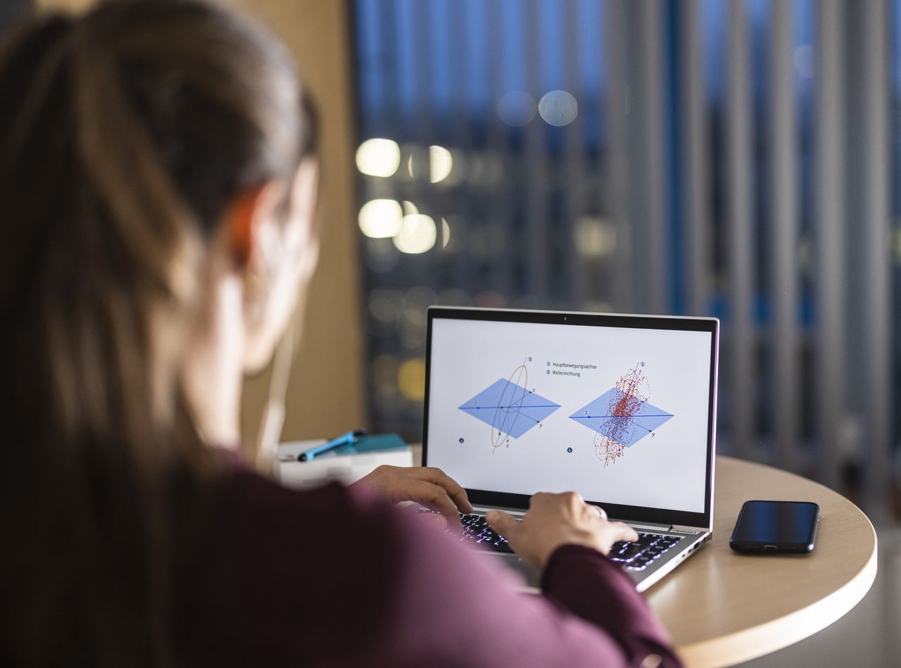 Ingenieurin vom TCCT analysiert am Laptop ein Diagramm mit Simulation von Messdaten 