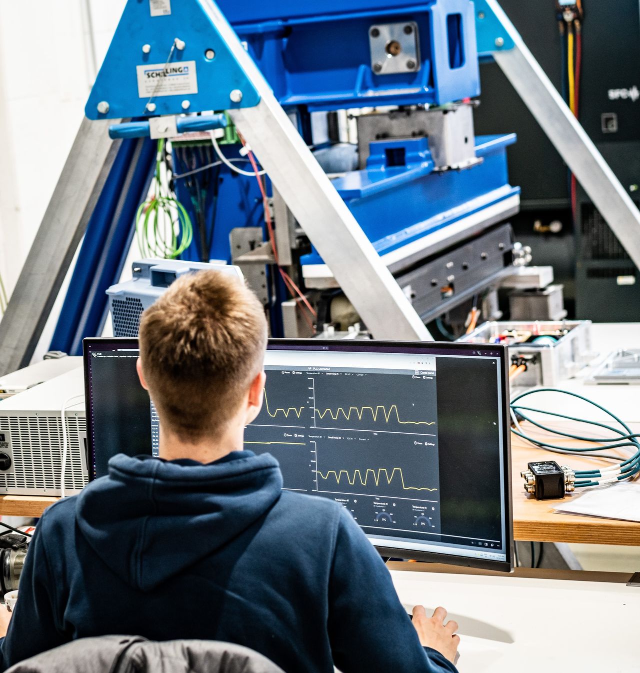 Tablet shows additional information on machines in the production environment
